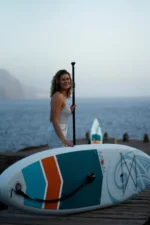 Close-up van Moai 10'6 SUP‑board met detail van textuur en vin