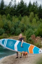 Moai 10'6 SUP board op het water op een zonnige dag