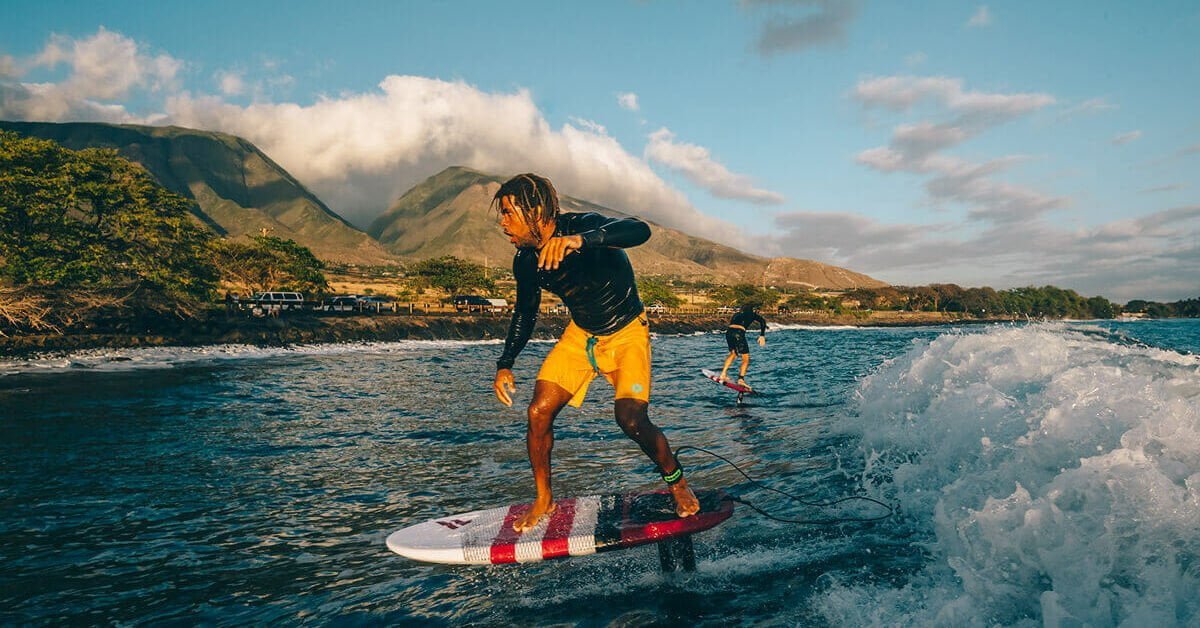 Je bekijkt nu Een Praktisch Stappenplan voor Foil Surfing, Wat Heb je Nodig?