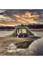 bajao tent met sup board op land